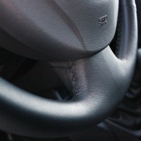 Оплетка на руль из натуральной кожи Renault Sandero I (B90) 2008-2014 г.в. (для руля без штатной кожи, черная)